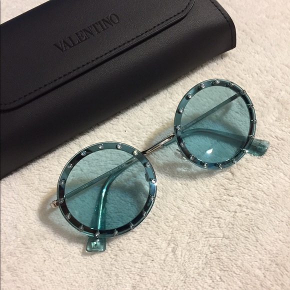 😎 Authentic Valentino sunglases 😎 - Picture 2 of 8